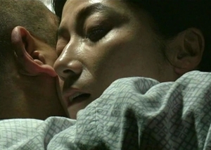 【熟女フェラ】夫から身を隠し知人のおっさんと毎晩のように我が子とちんぽに入り浸る奥さん