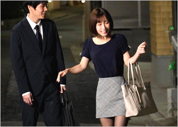 仕事では厳しいお局OL・小島みなみが若い男性部下を気に入り誘惑し、フェラやSEXをする関係になる