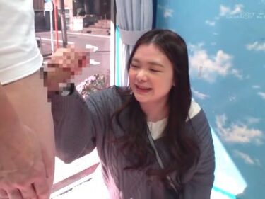 『ちょっとだけ…』子持ち夫婦の素人奥さんに巨根デカチン露出する悩み相談！レス気味欲求不満な美女人妻は他人棒に興味津々で…