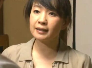 自宅に帰ってきた前科者の息子を熟れた肉体で性欲処理する美魔女美女母親！子供溺愛するお母さんが近親相姦セックス【エロドラマ】