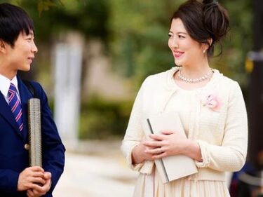 『お祝いだから…♡』卒業式に義母からHな贈り物…憧れの義理の母親との近親相姦セックスで生ハメ膣内射精【エロドラマ】