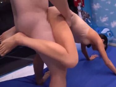 『童貞じゃ…ないでしょ…』日焼け跡が残るトライアスロン部美少女JDが童貞のフリしたAV男優の巨根デカチンでエロエロハメ‼